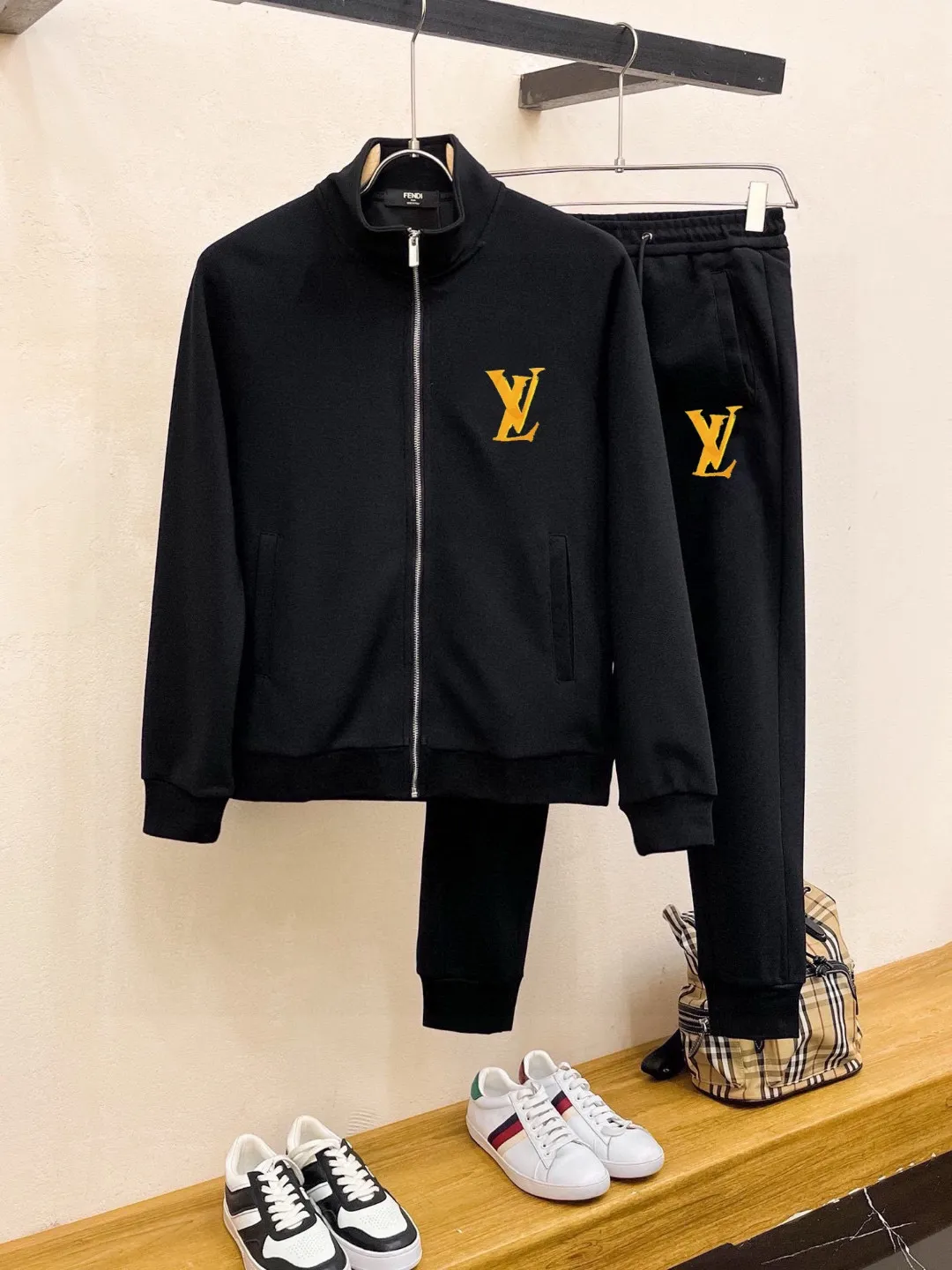 🅿️420 [LV Louis Vuitton] (Fat Man Gospel) hot-selling suit is coming. Focus on the original version of the official website. 2025 new hot-selling cardigan sweater suit. The original order is the best. 🇭🇰The meticulous work of top designers is dedicated to a fitting and perfect upper body effect. All-natural high-quality Roman cotton 100%, close-fitting comfort, noble and elegant! Original hardware embodies elegance and nobility! Counter size: M-5XL (maximum wear up to 220 pounds)
